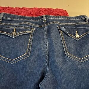 EUC Capri jeans with crystal button detail on back pockets.